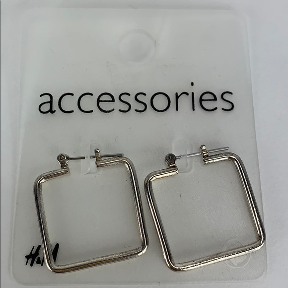 3 Pairs of H&M Earrings - Picture 3 of 4